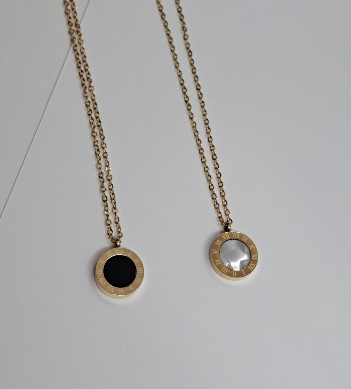 Two sided circle necklace (2 colours)