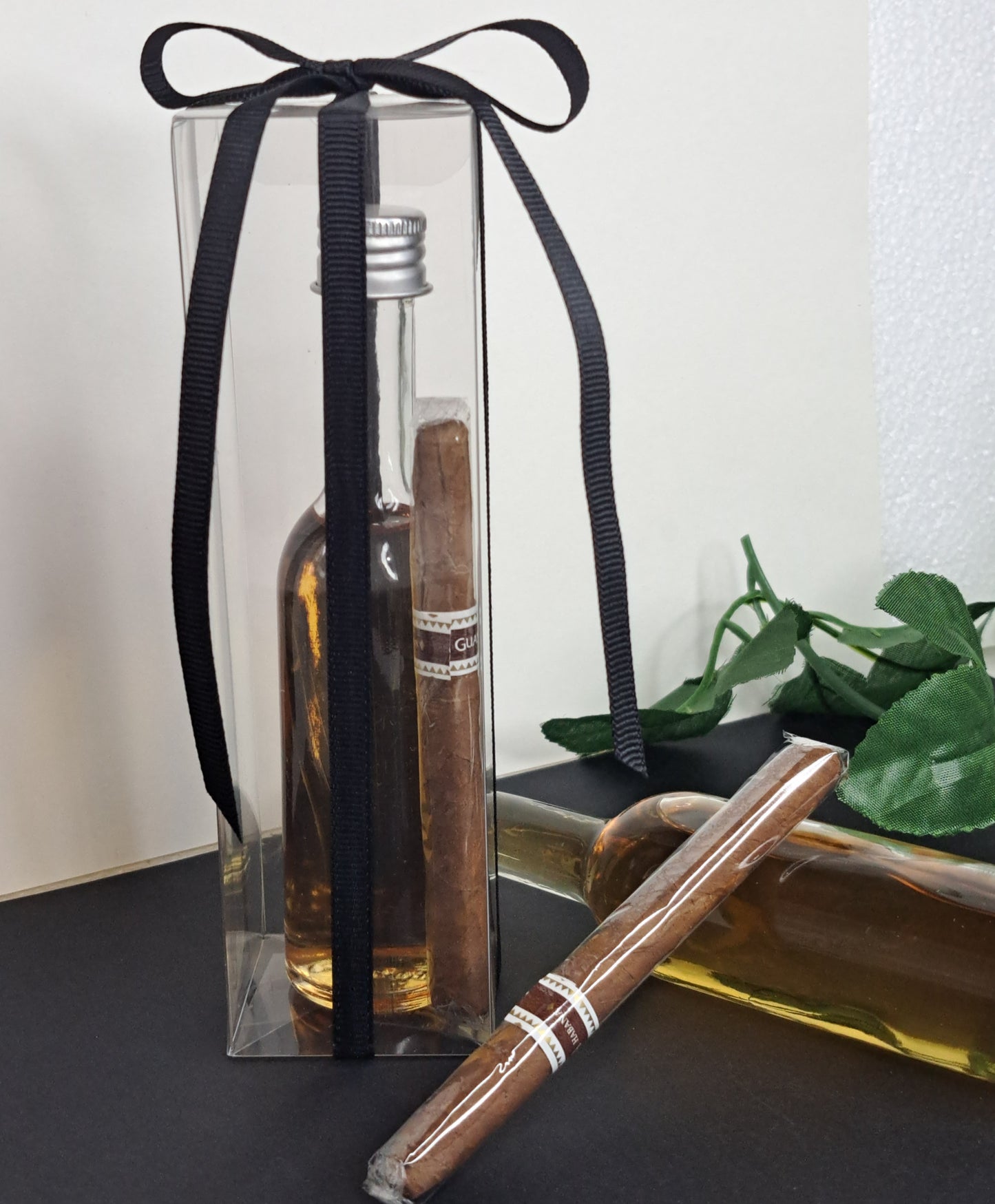 Πούρο και μπουκάλι με wiskey σε κουτί