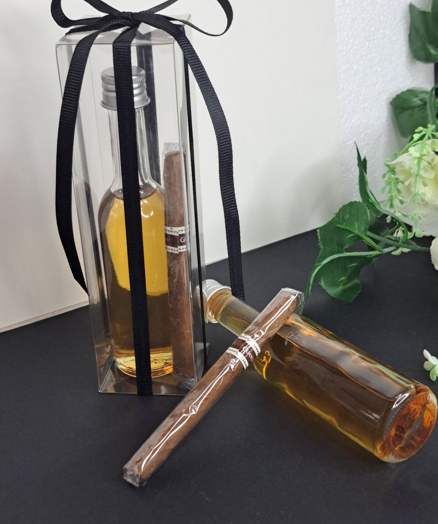 Πούρο και μπουκάλι με wiskey σε κουτί