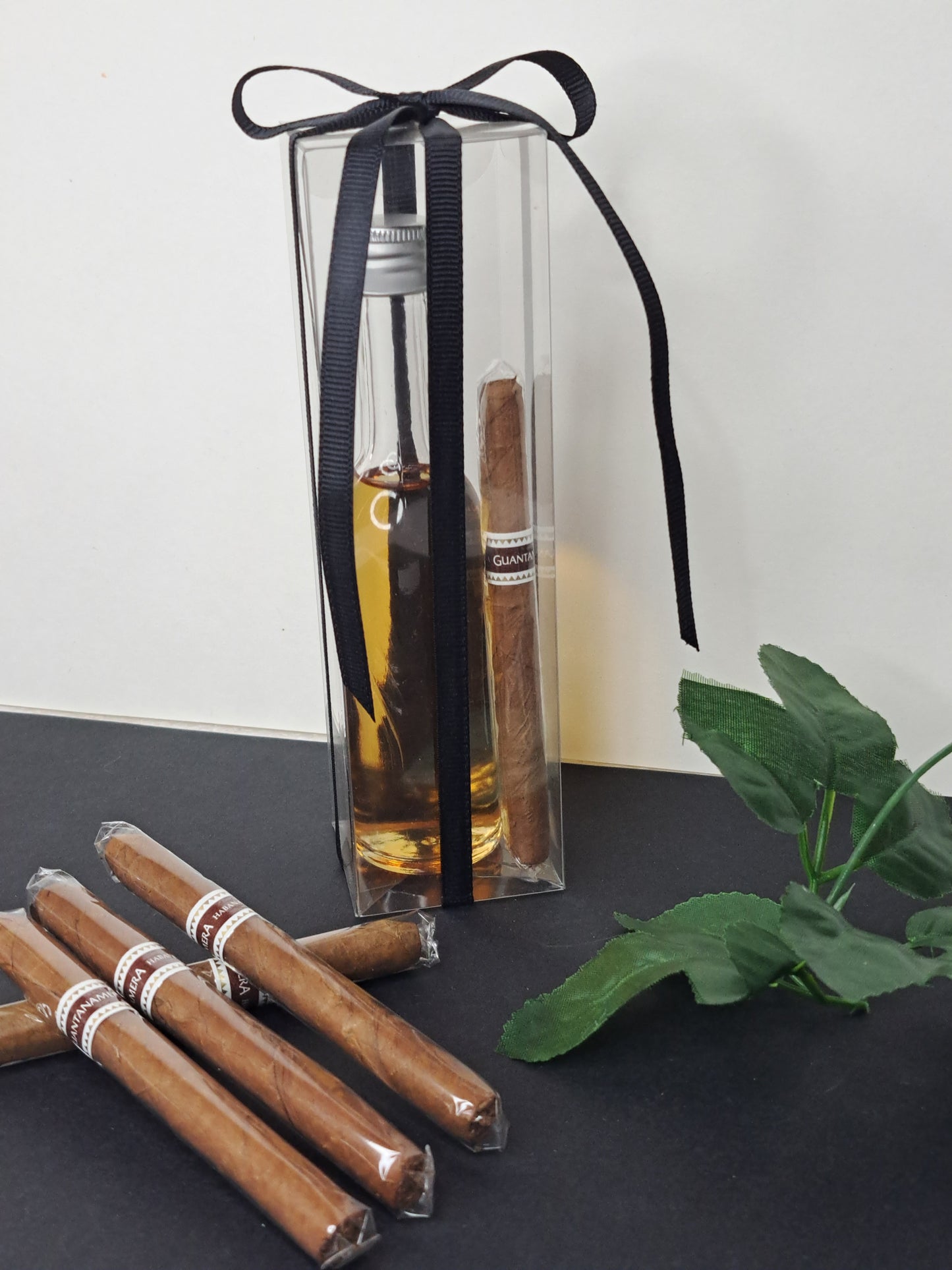 Πούρο και μπουκάλι με wiskey σε κουτί