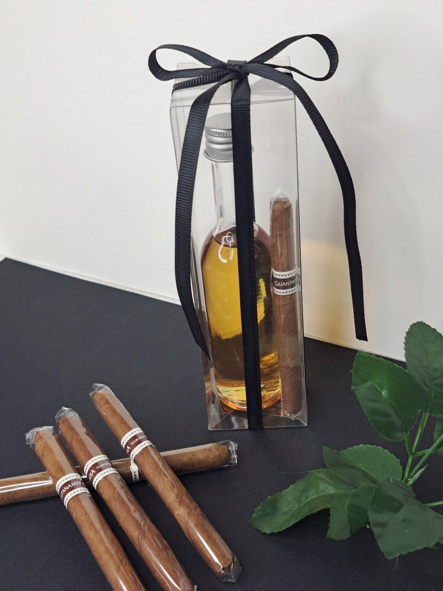 Πούρο και μπουκάλι με wiskey σε κουτί