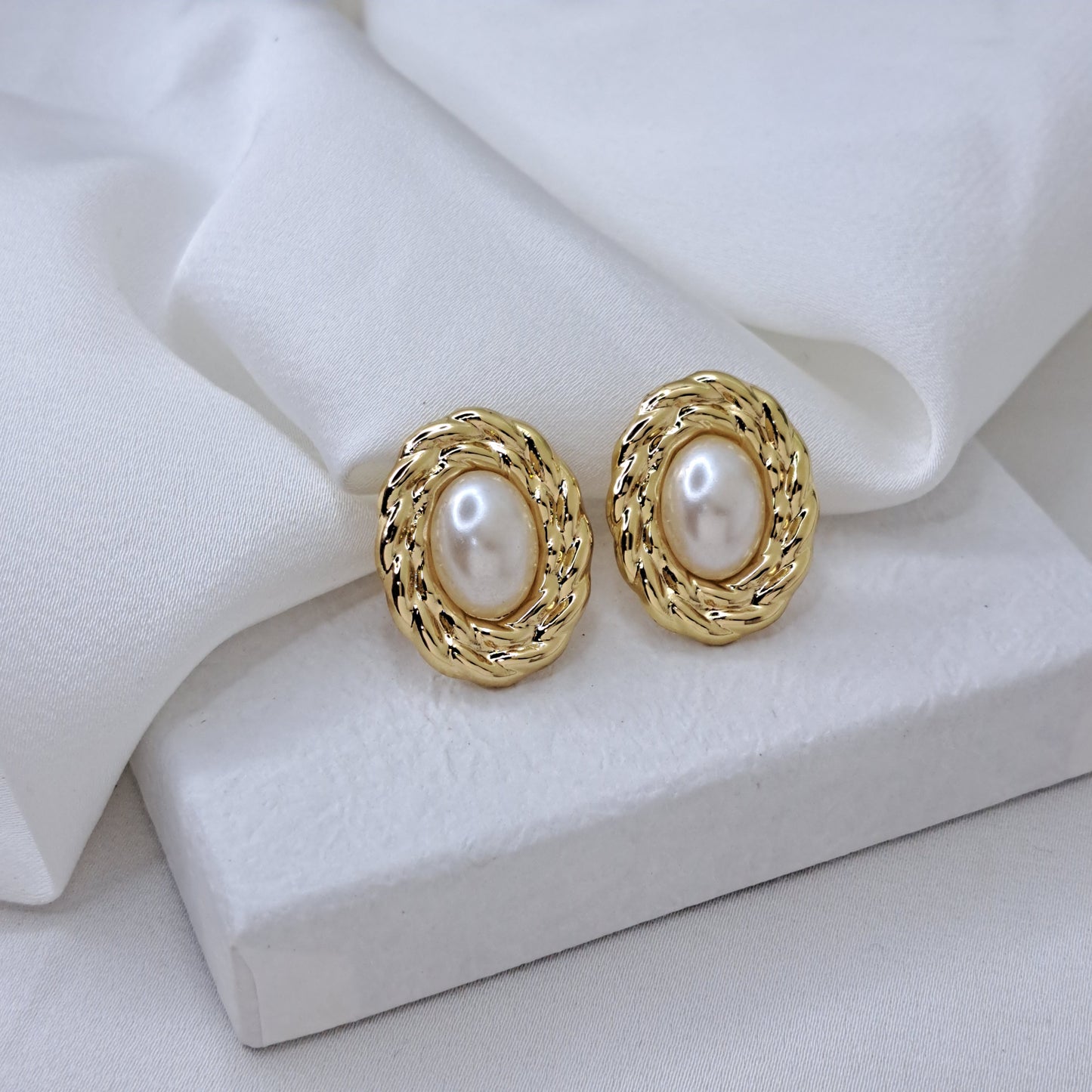 Oval Pearl Earrings