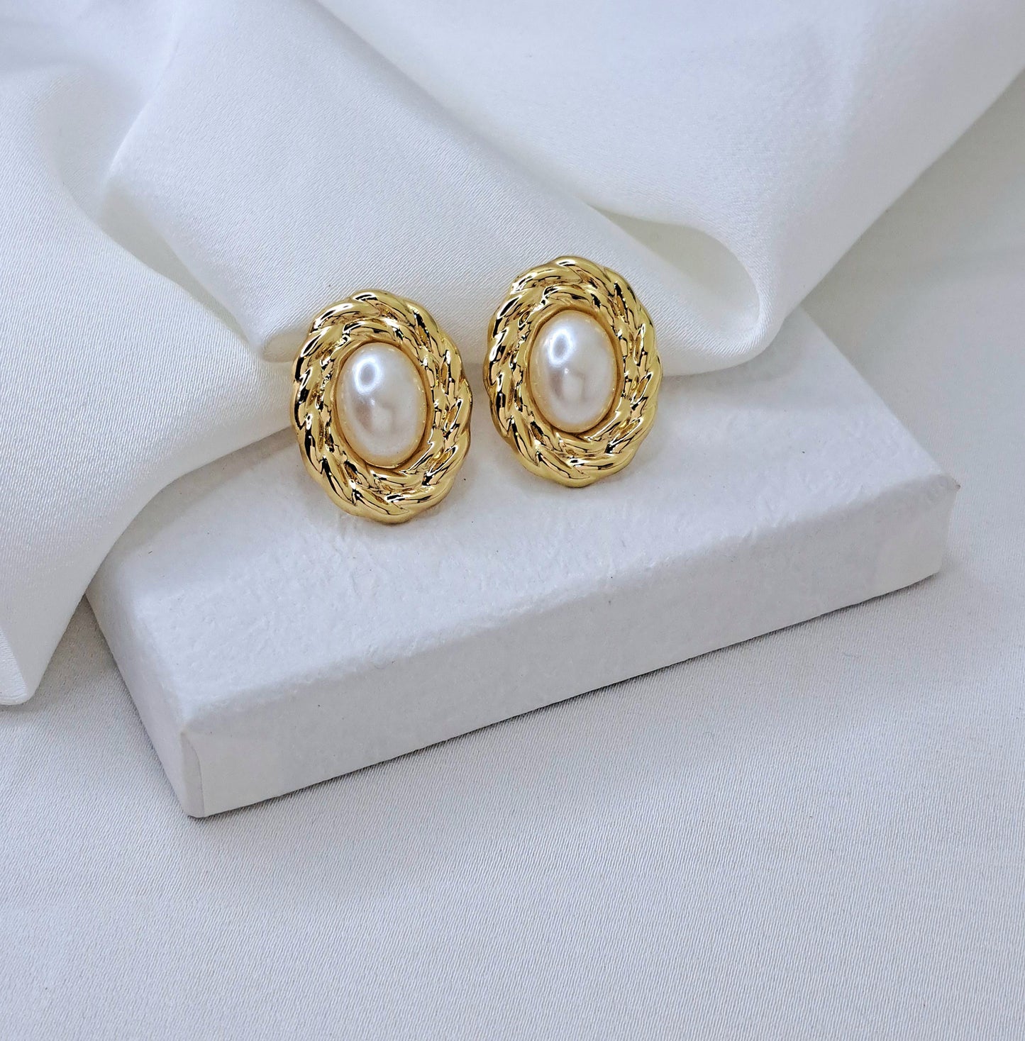 Oval Pearl Earrings
