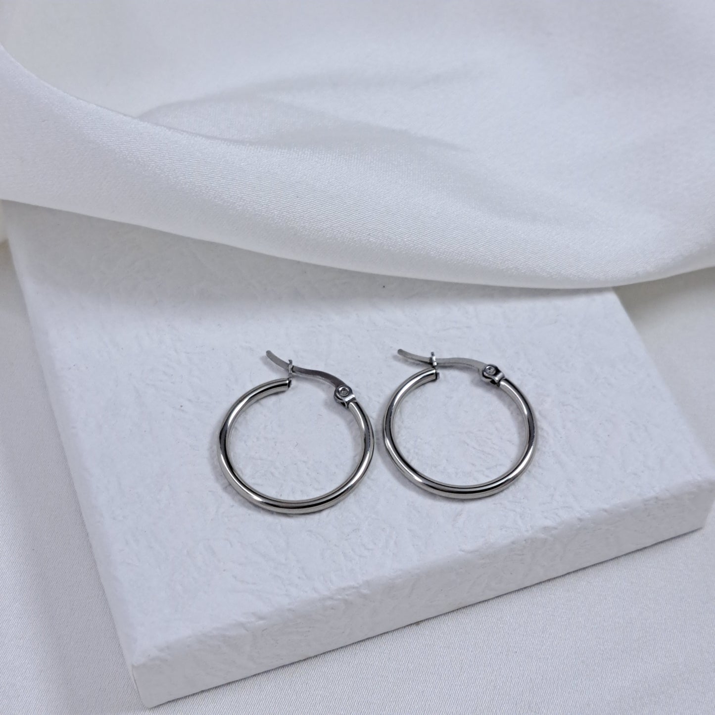 Simple hoops (2 sizes)