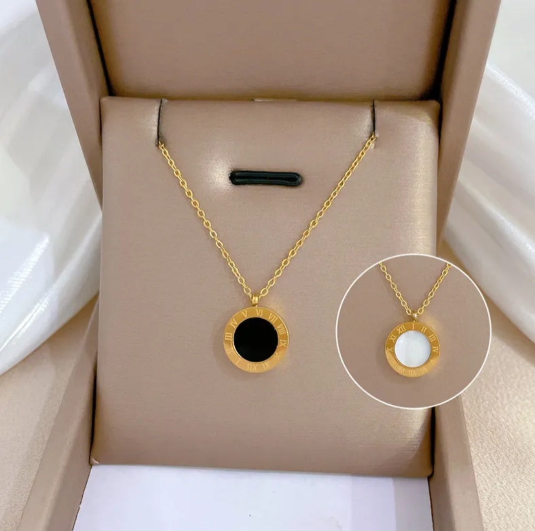 Two sided circle necklace (2 colours)