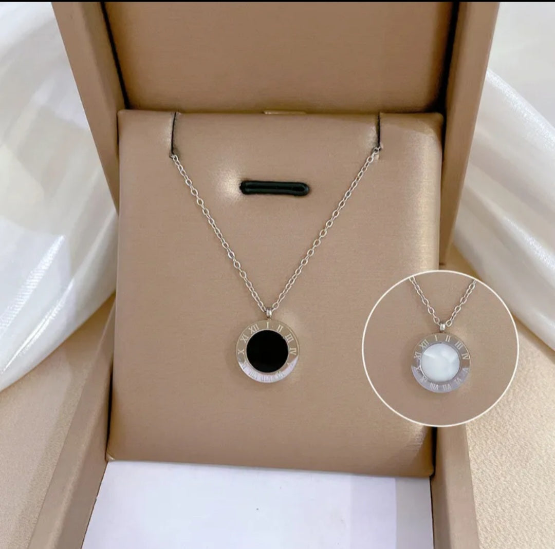 Two sided circle necklace (2 colours)