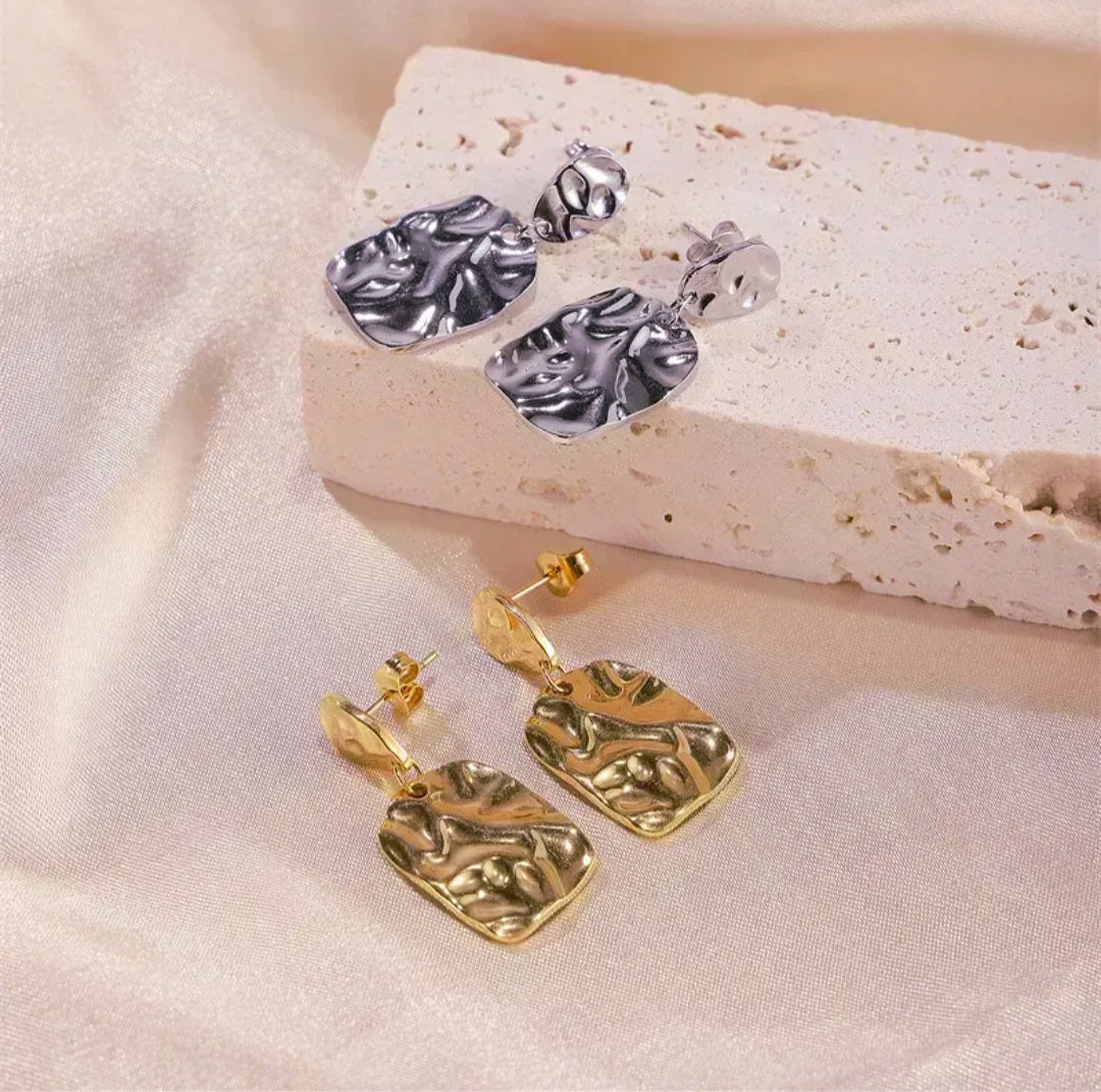 Asymetric tag stud earrings (2 colours)