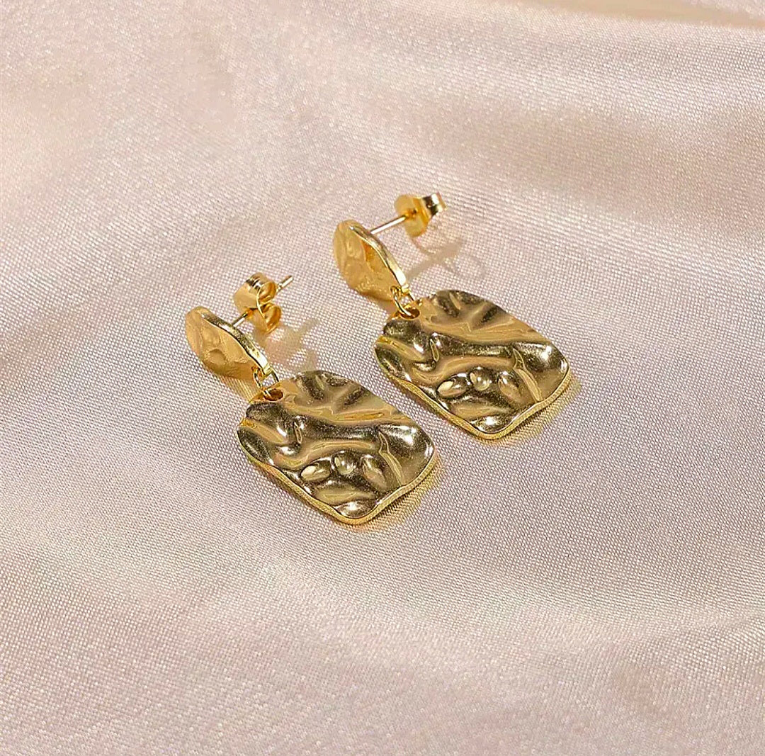 Asymetric tag stud earrings (2 colours)