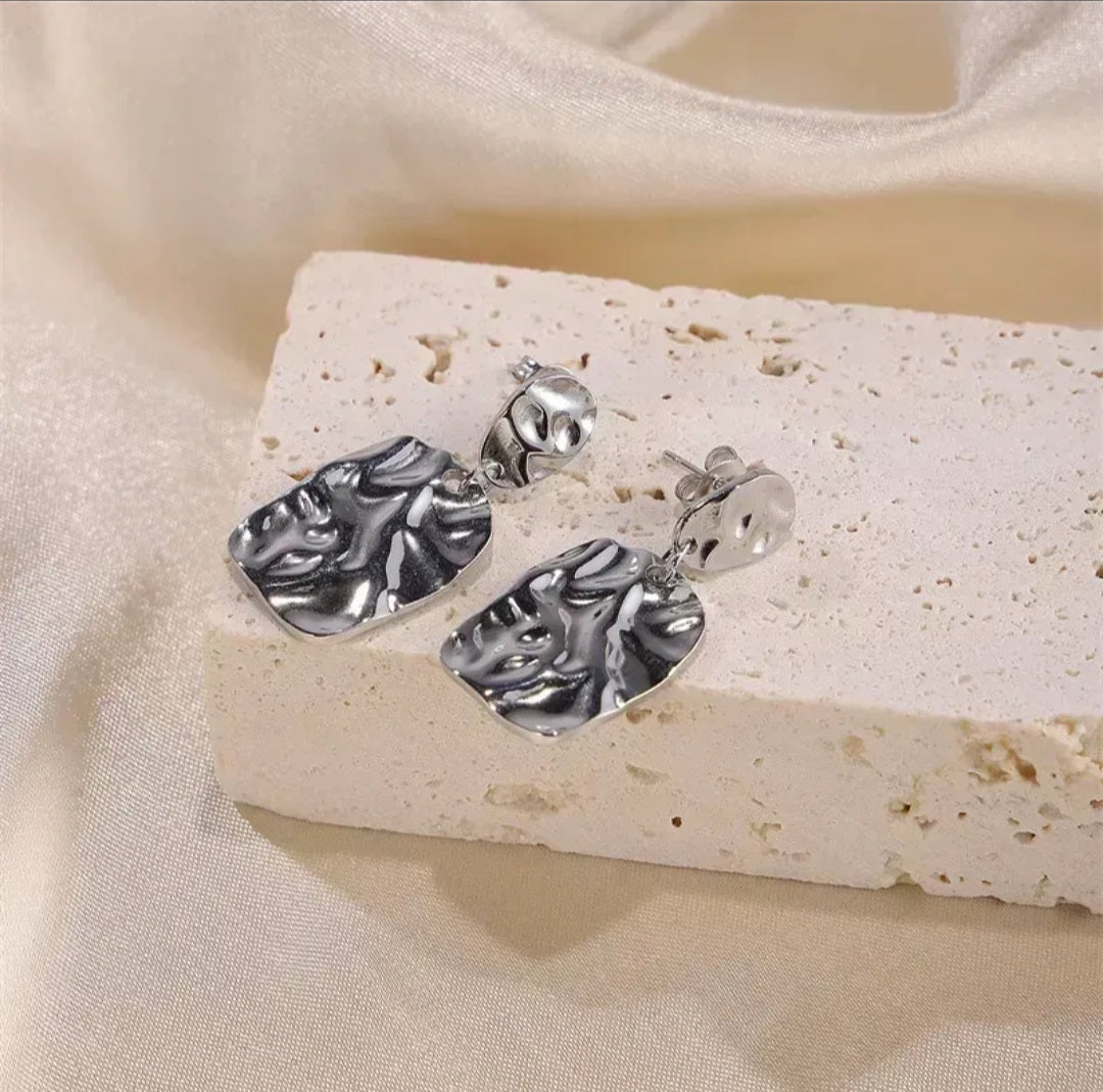 Asymetric tag stud earrings (2 colours)