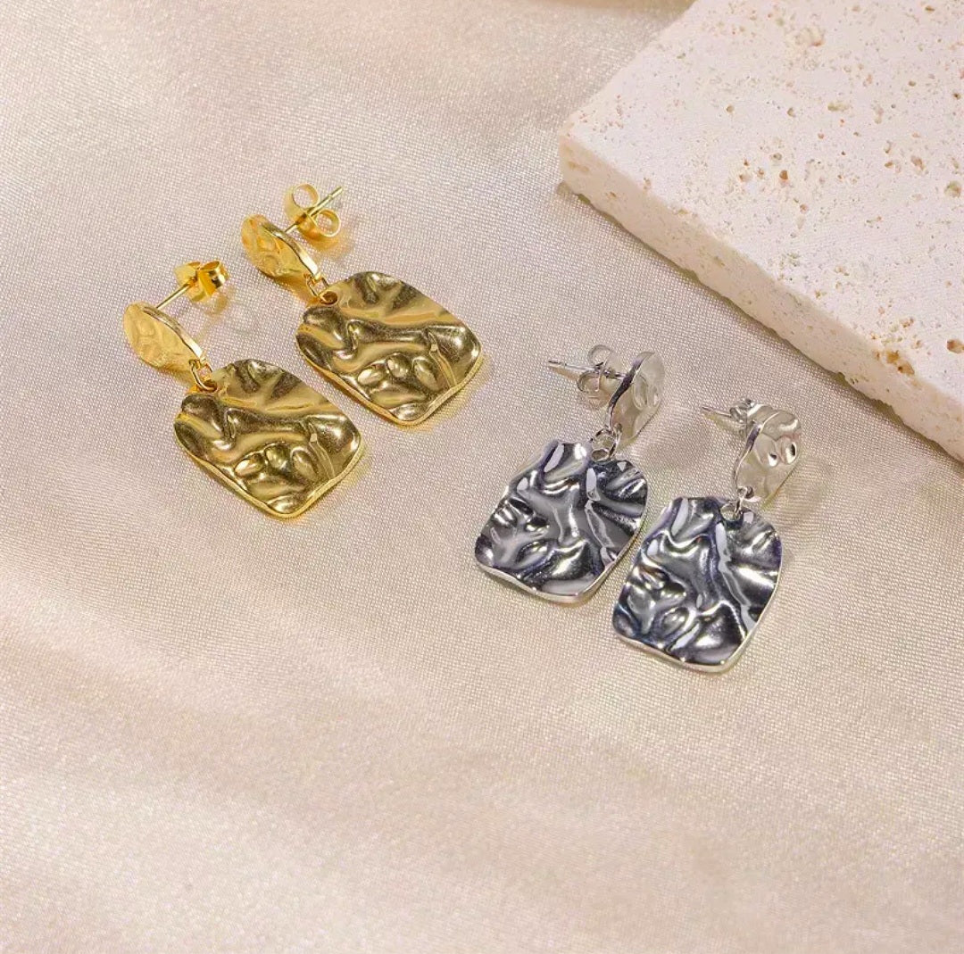 Asymetric tag stud earrings (2 colours)