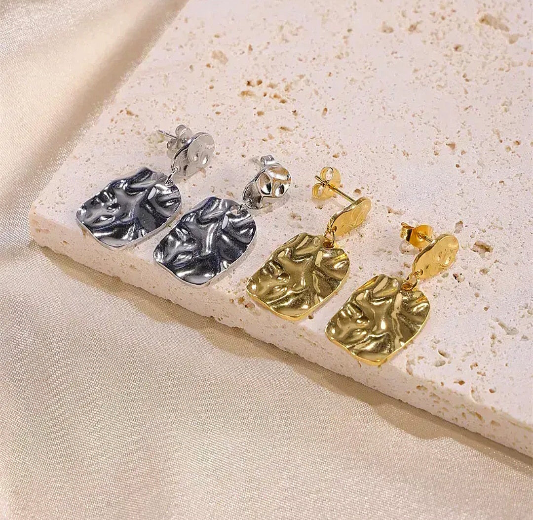 Asymetric tag stud earrings (2 colours)