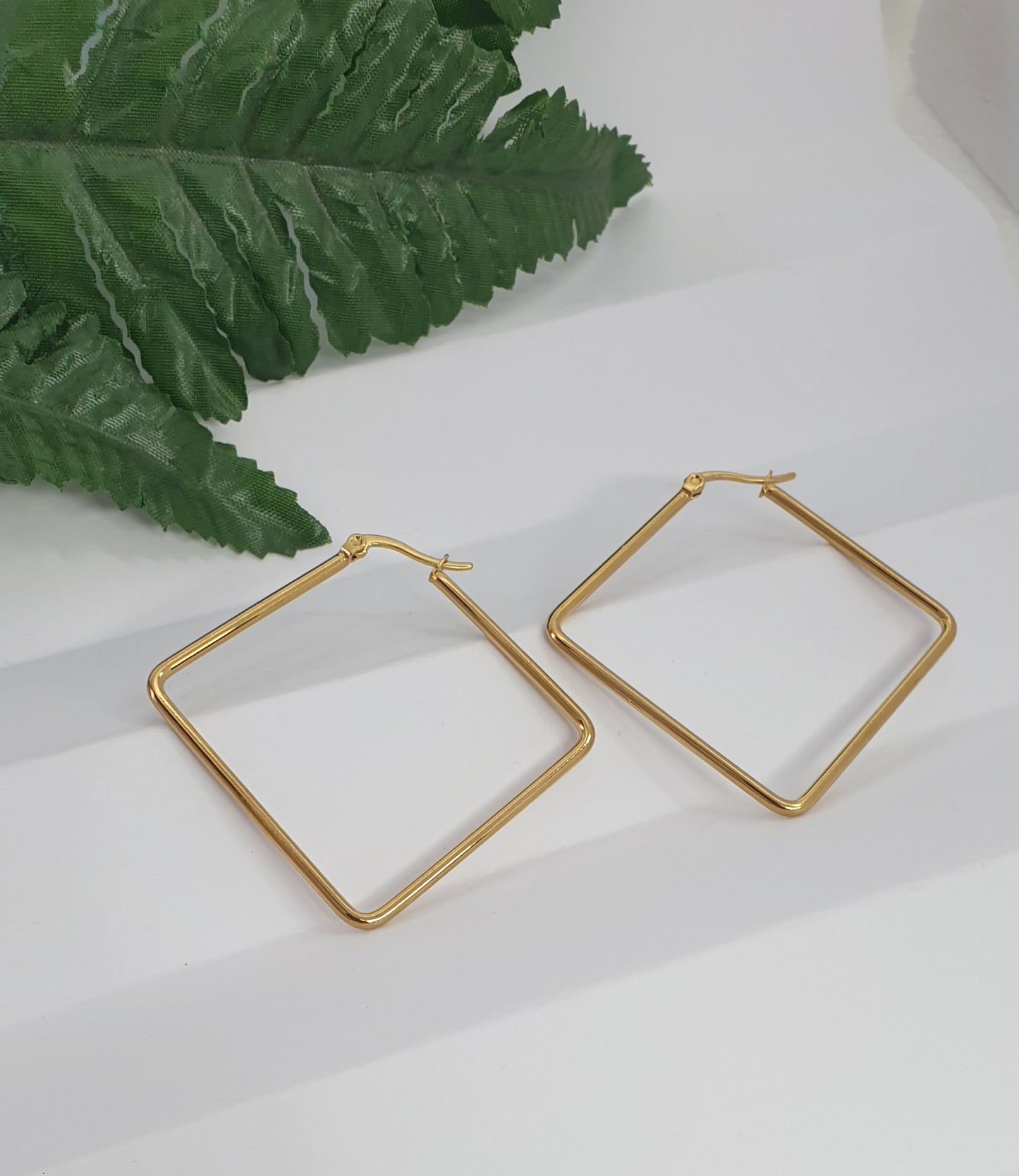 Plain triangle earrings