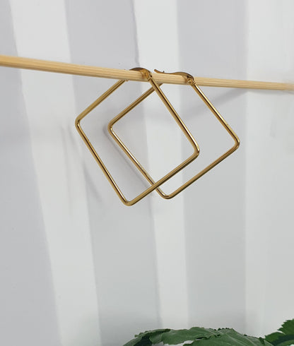 Plain triangle earrings